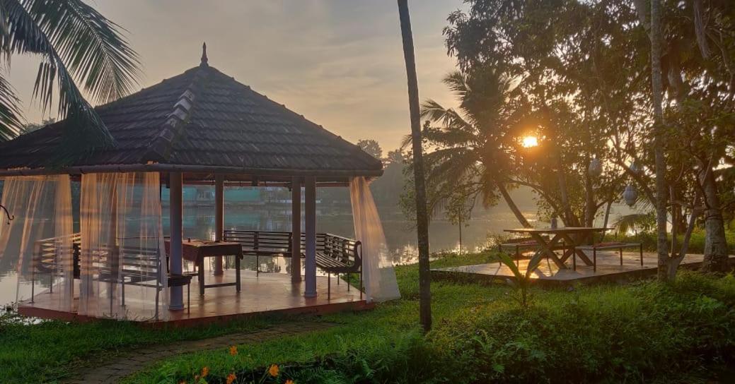 Sunsets And Palm Trees Bed & Breakfast Alappuzha Luaran gambar